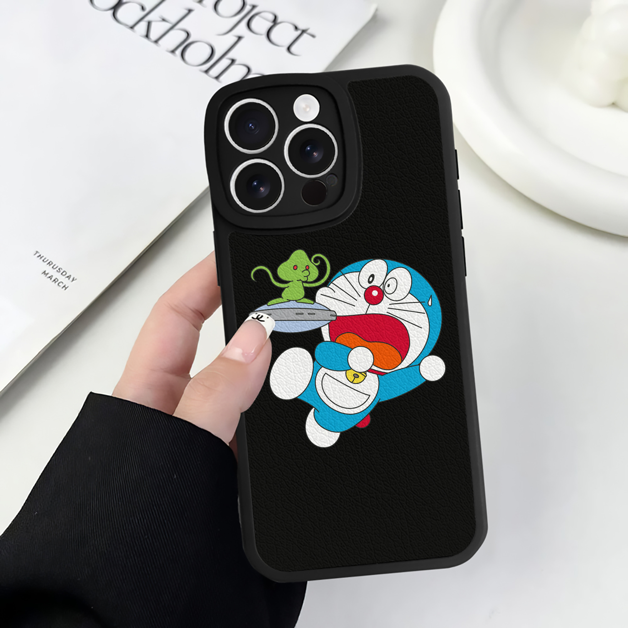 （画像用） ドラえもん Doraemon 【iPhone 16シリーズ対応】シリコンスマホケース（レザー調） 材質：シリコン